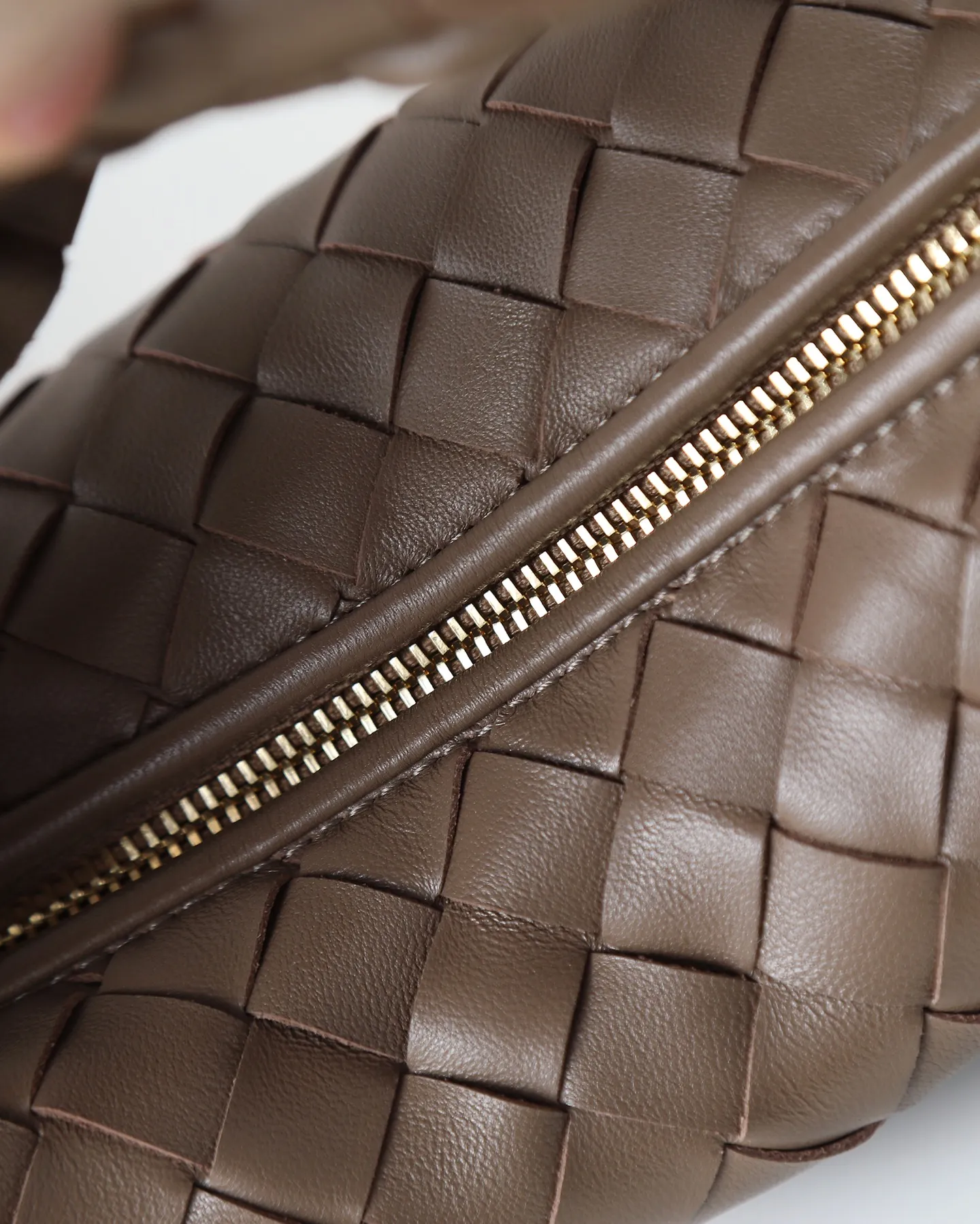 800. Bottega veneta͙.——-The latest braided and knotted hobo🔥 The top-grade lambskin leather is very soft, the bag shape is unique, practical and durable. It retains the traditional weaving elements while being a bit more flamboyant ~ Made of hand-woven sheepskin, zipper opening and closing, curved seamless structure, effortless to match. Highly recommended⚠️⚠️⚠️ The most high-end in the market🌈Welcome to compare [Factory complete package] size: 23x15x5cm.   Model: 651876